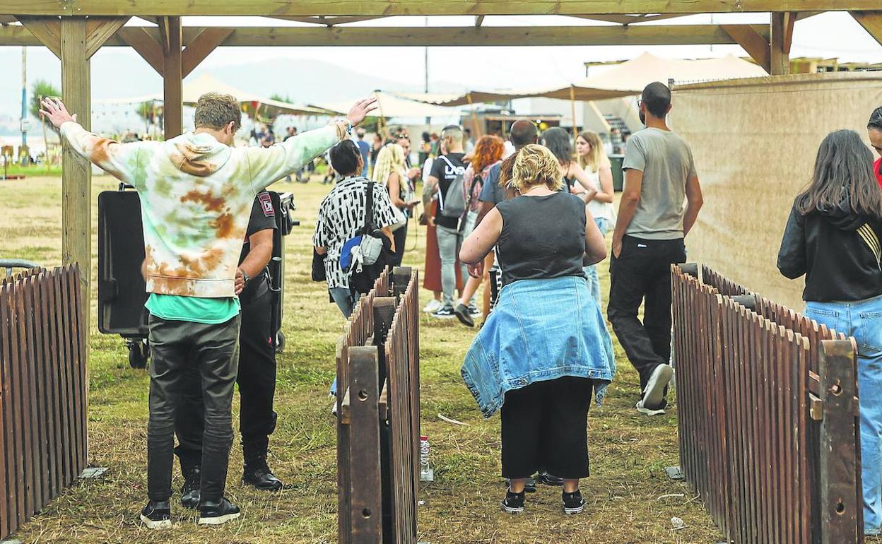 Control de acceso. Los vigilantes de seguridad del festival 'Santander Music' chequearon en la entrada a todos los asistentes para tratar de evitar los pinchazos.