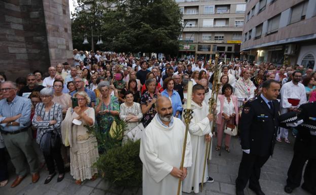 Los fieles siguieron la procesión durante todo el recorrido. 