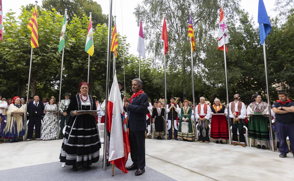 Revilla izó la bandera de Cantabria