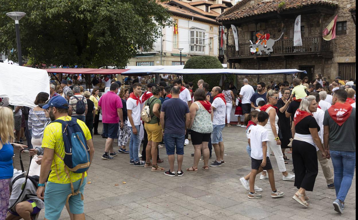 Ambiente festivo y mucho turista en la fiesta de Cabezón de la Sal