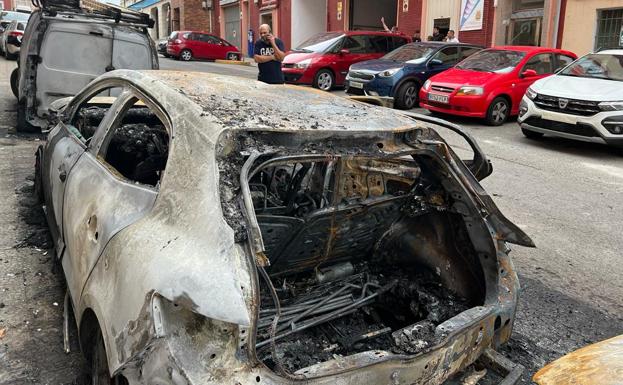 Estado en el que quedaron los coches quemados en la calle La Amistad, en una imagen de este mediodía.