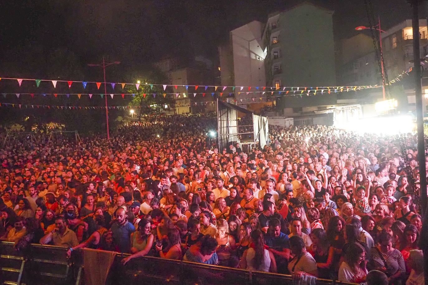 Fotos: Las imágenes del concierto que Bustamante ofreció anoche en Solares