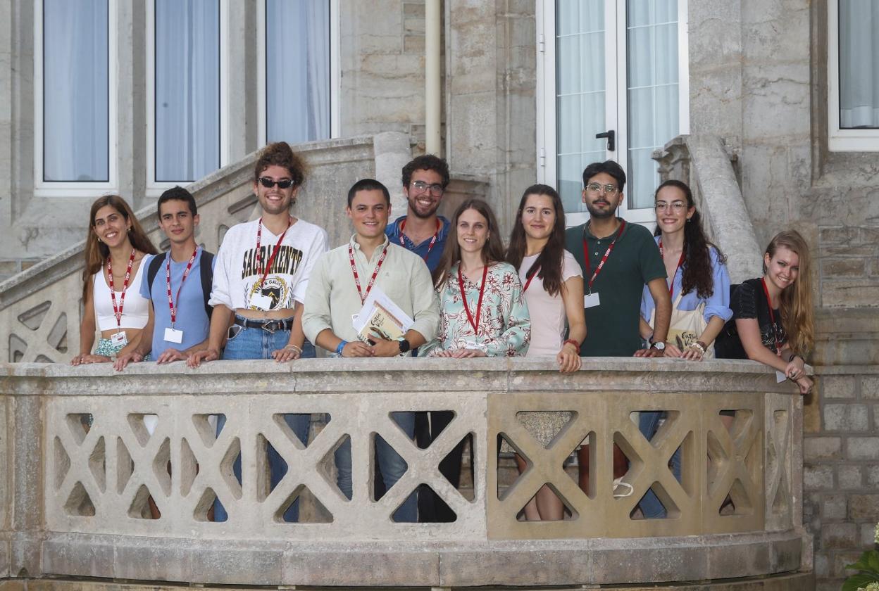 Puri Rubio, Daniel Ortega, Roberto Grosso, Jaime de la Vega, Javier Moreno, Celia Carrasco, Esther Arribas, Carlos Guerreira, Yolanda López y Nina Mejuto en uno de los balcones del Palacio. 