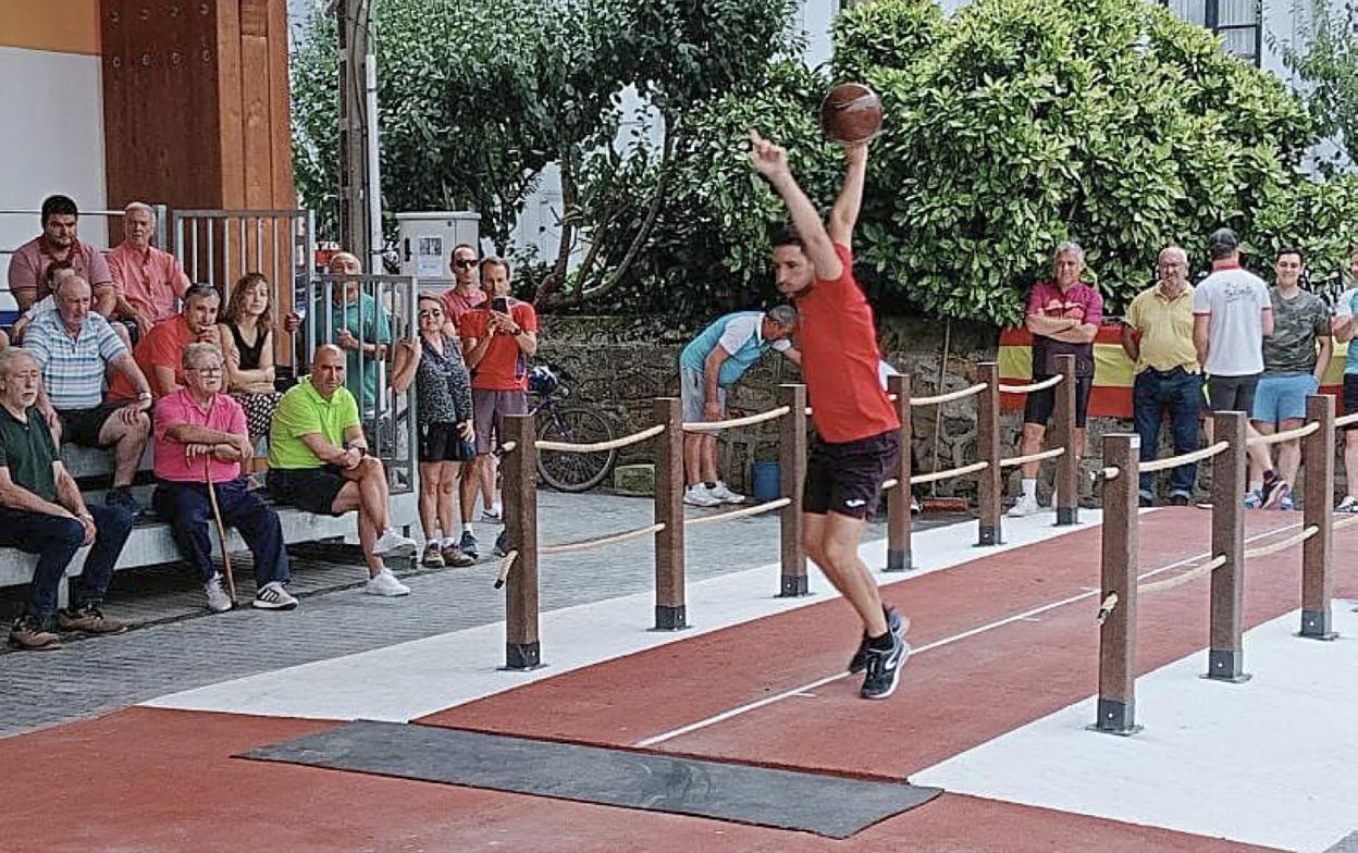 Adrián Urquijo, durante el lanzamiento de una de sus bolas. 