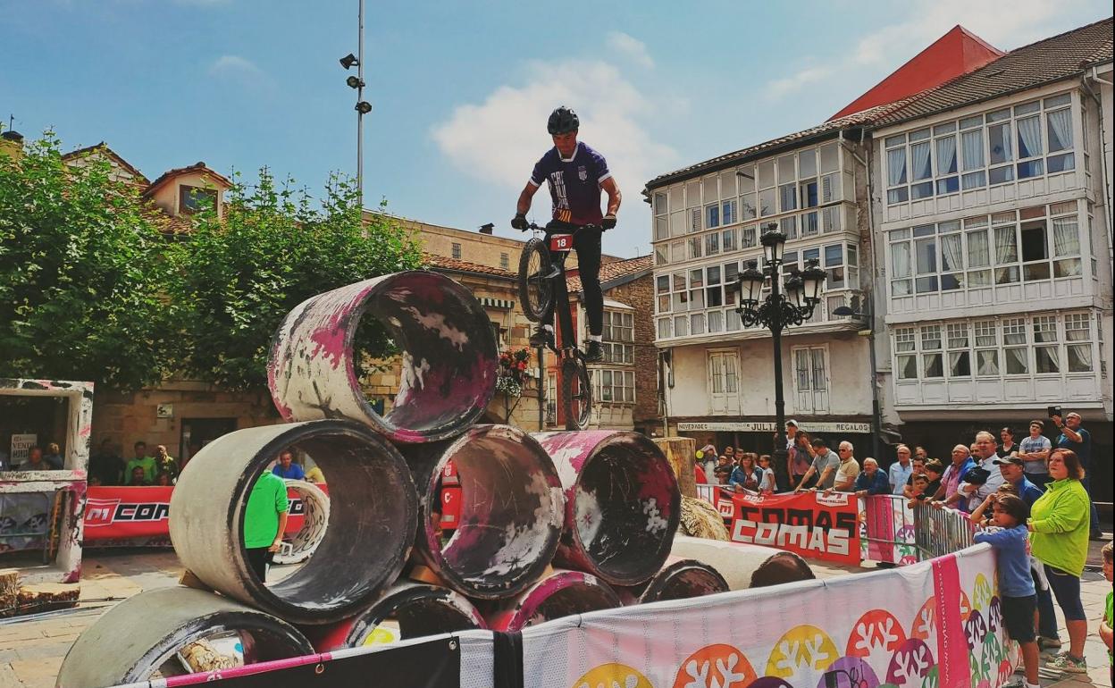 El catalán Ot Sierra, en uno de los obstáculos ayer en Reinosa, en la última jornada del Mundial. 