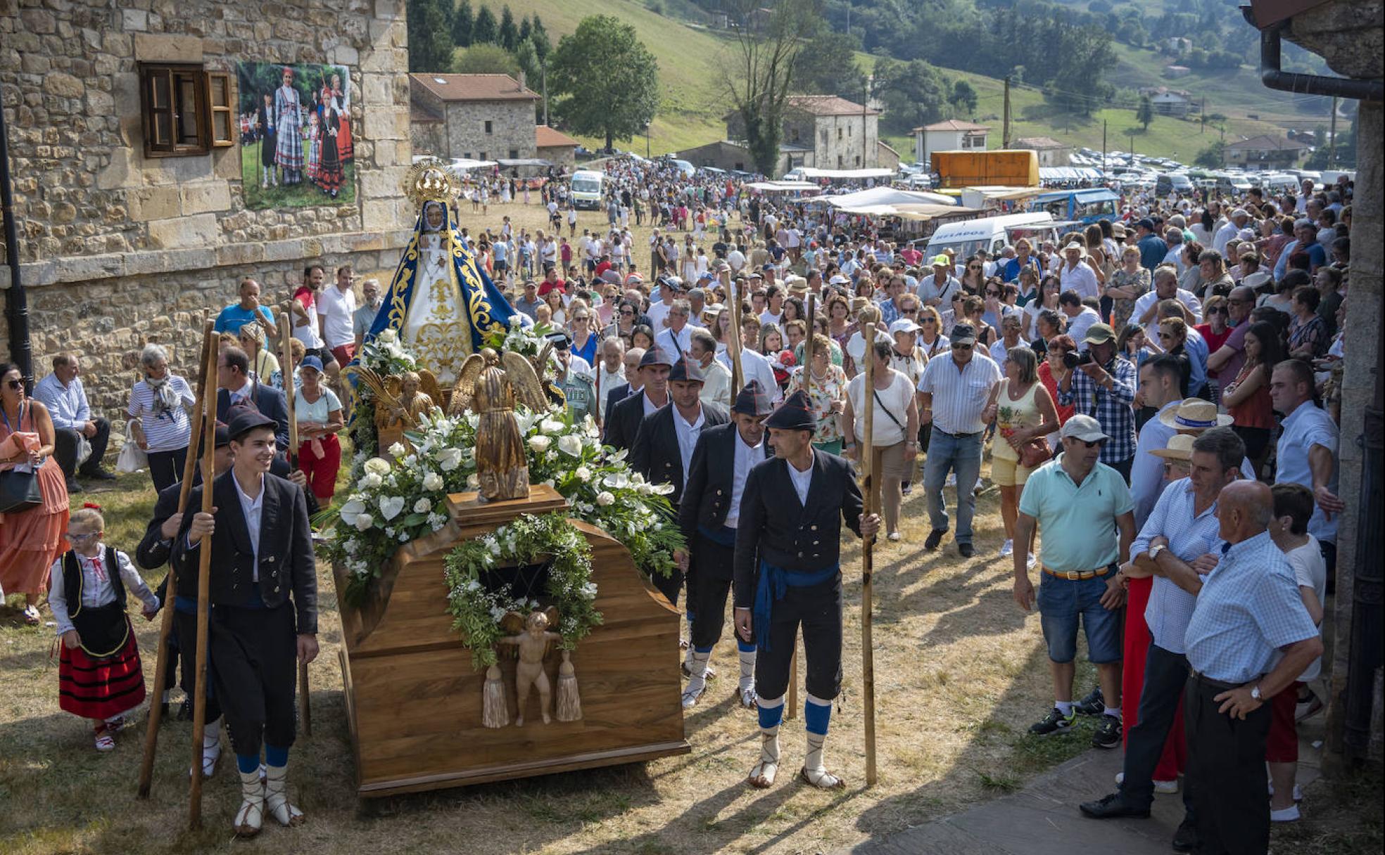 La Virgen de Valvanuz en procesión sobre su carroza triunfal por la praderaque rodea el santuario. 