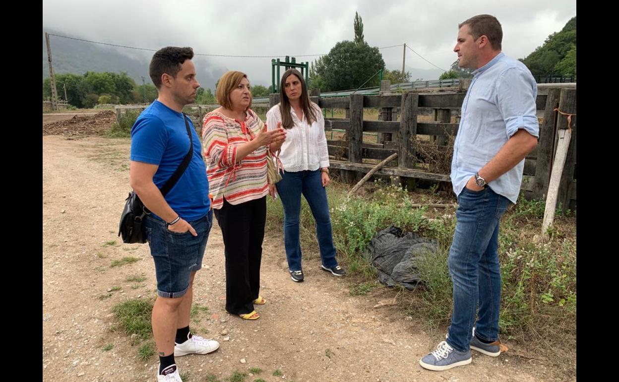 Concejales del PRC en Ruente en el acceso a una finca. 