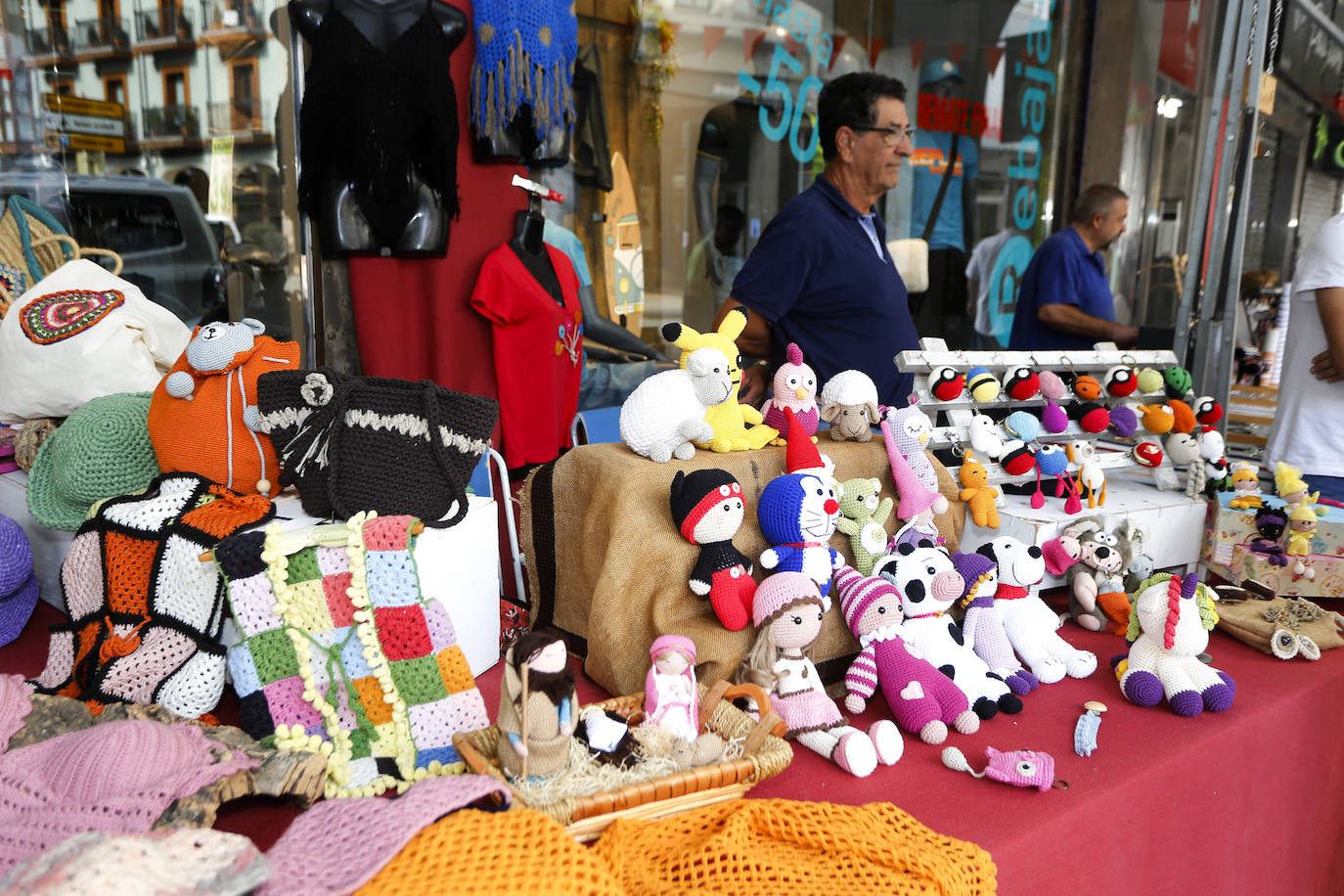 Fotos: La Feria de Artesanos conquista la Plaza Mayor