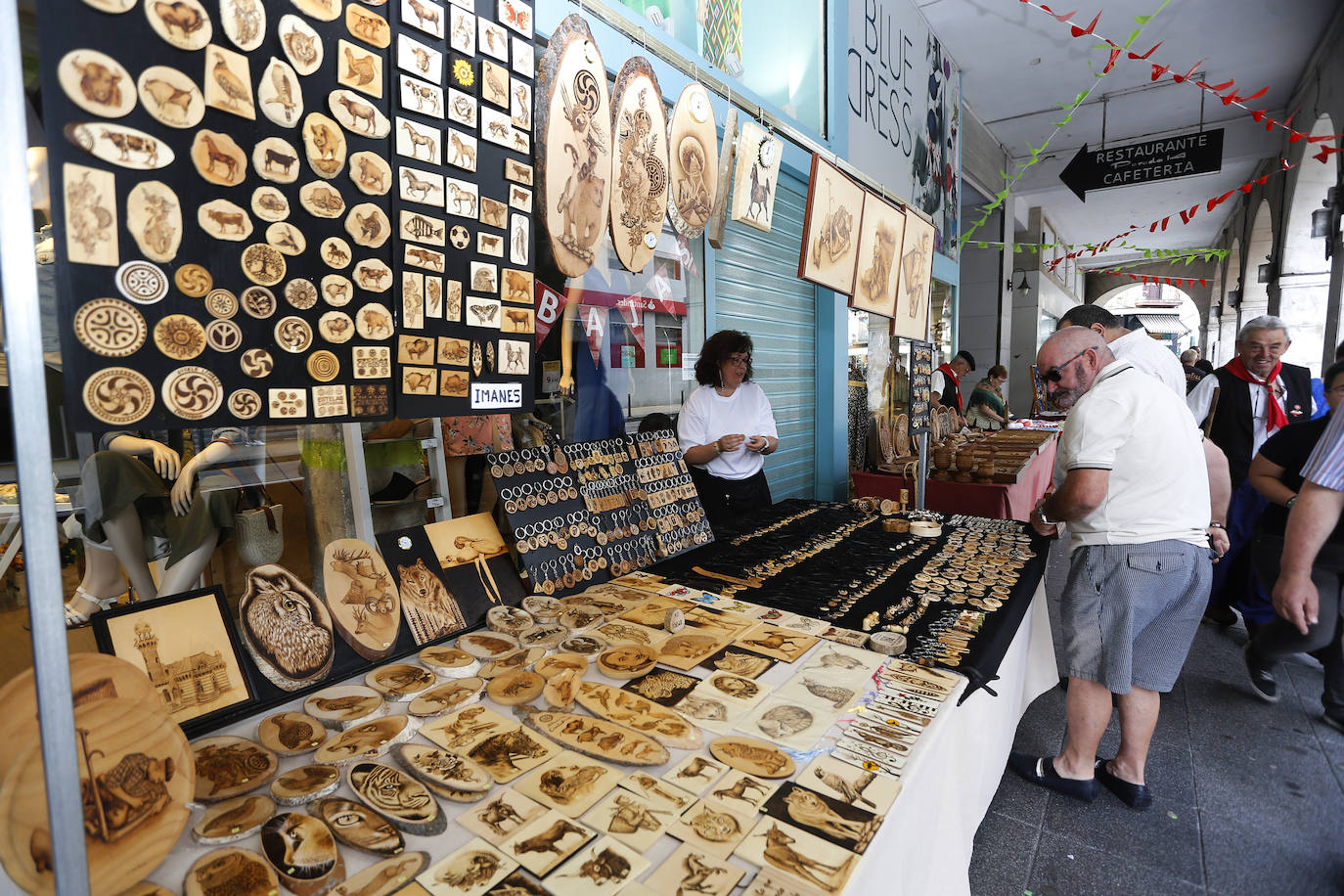 Fotos: La Feria de Artesanos conquista la Plaza Mayor