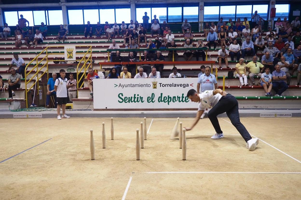 Víctor González, al birle ayer en Torrelavega durante La Patrona. 