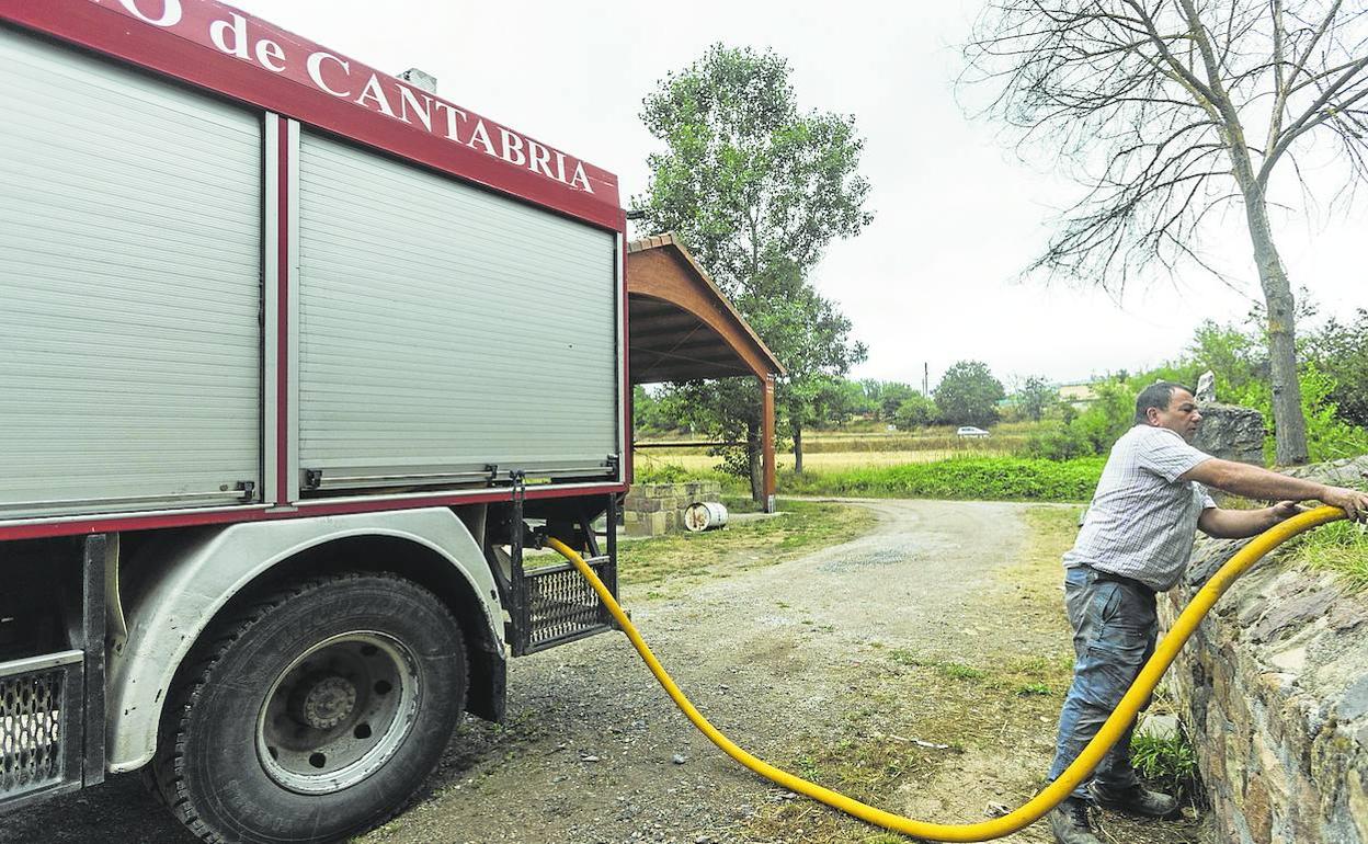 Un camión cisterna de los servicios autonómicos de emergencias 112 abastece a la depuradora de Polientes (Valderredible). 