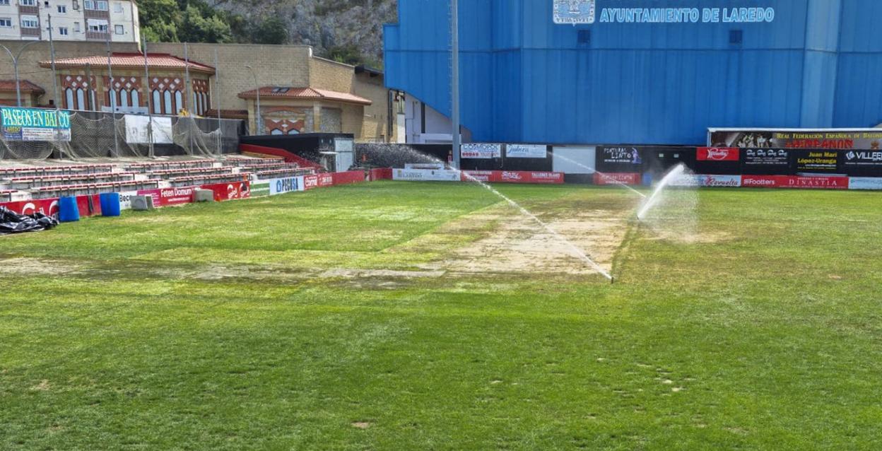 El césped se ha visto dañado tras la celebración de los conciertos. 