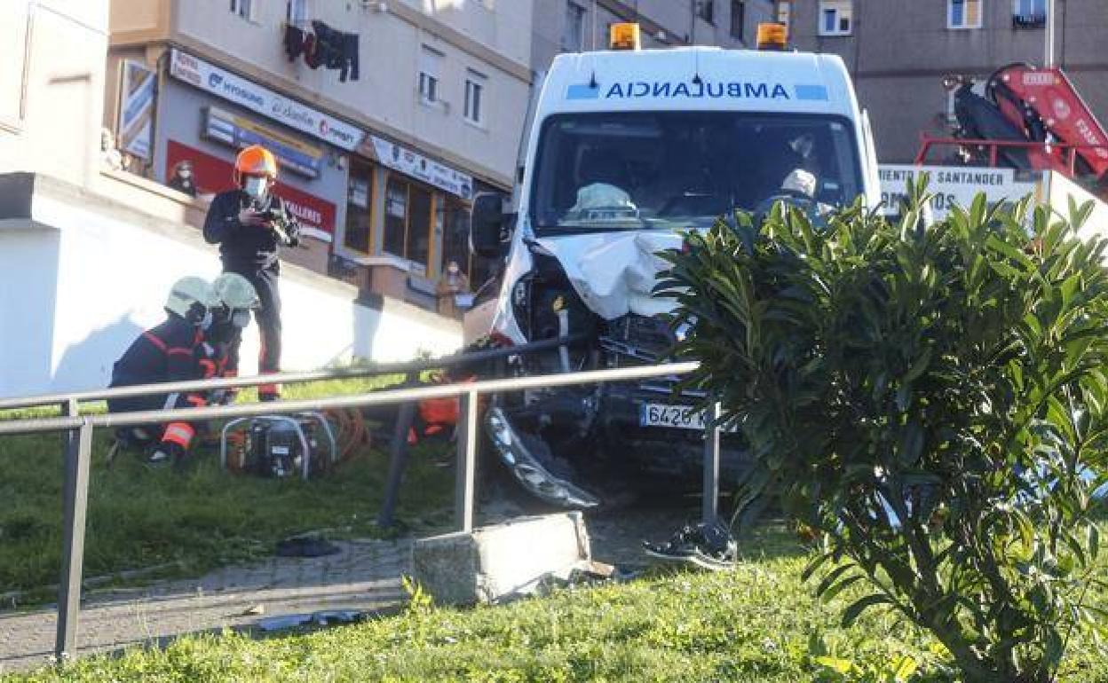 La ambulancia, empotrada contra el pasamanos de las escaleras.