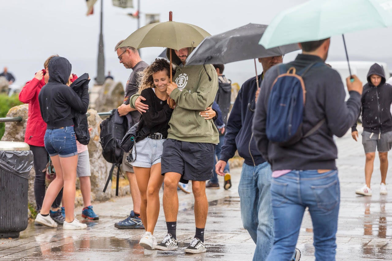 Fotos: Viandante bajo la lluvia en Santander, este miércoles