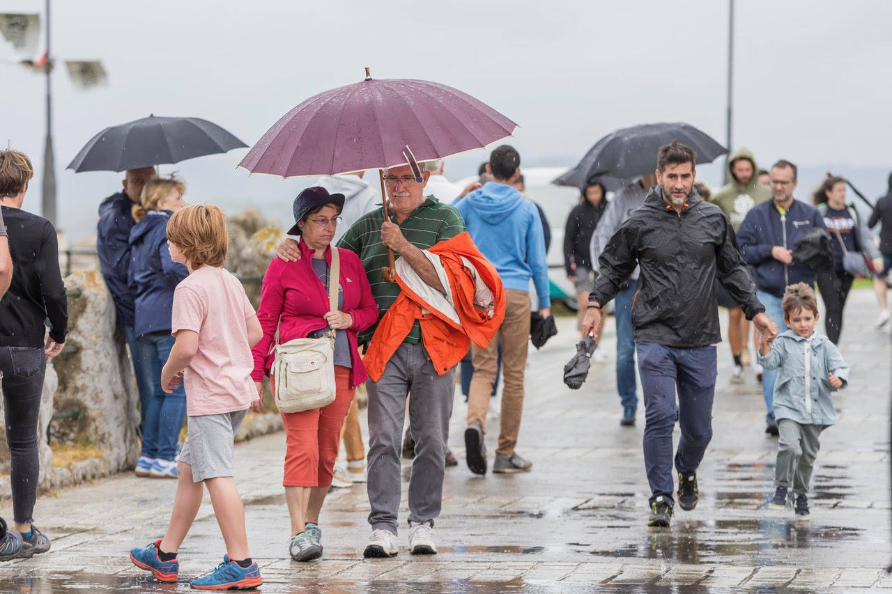 Fotos: Viandante bajo la lluvia en Santander, este miércoles