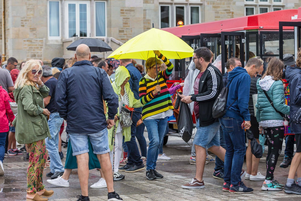 Fotos: Viandante bajo la lluvia en Santander, este miércoles