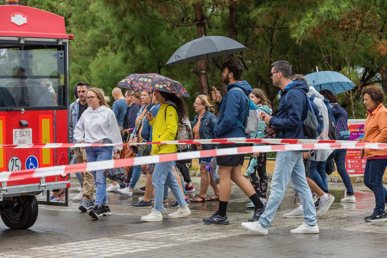 Fotos: Viandante bajo la lluvia en Santander, este miércoles