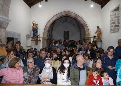 Imagen secundaria 1 - Entrega de diplomas, público asistente y un momento de la actuación 