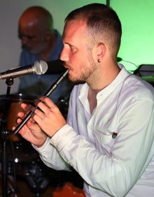 Imagen secundaria 2 - Entrega de diplomas, público asistente y un momento de la actuación 