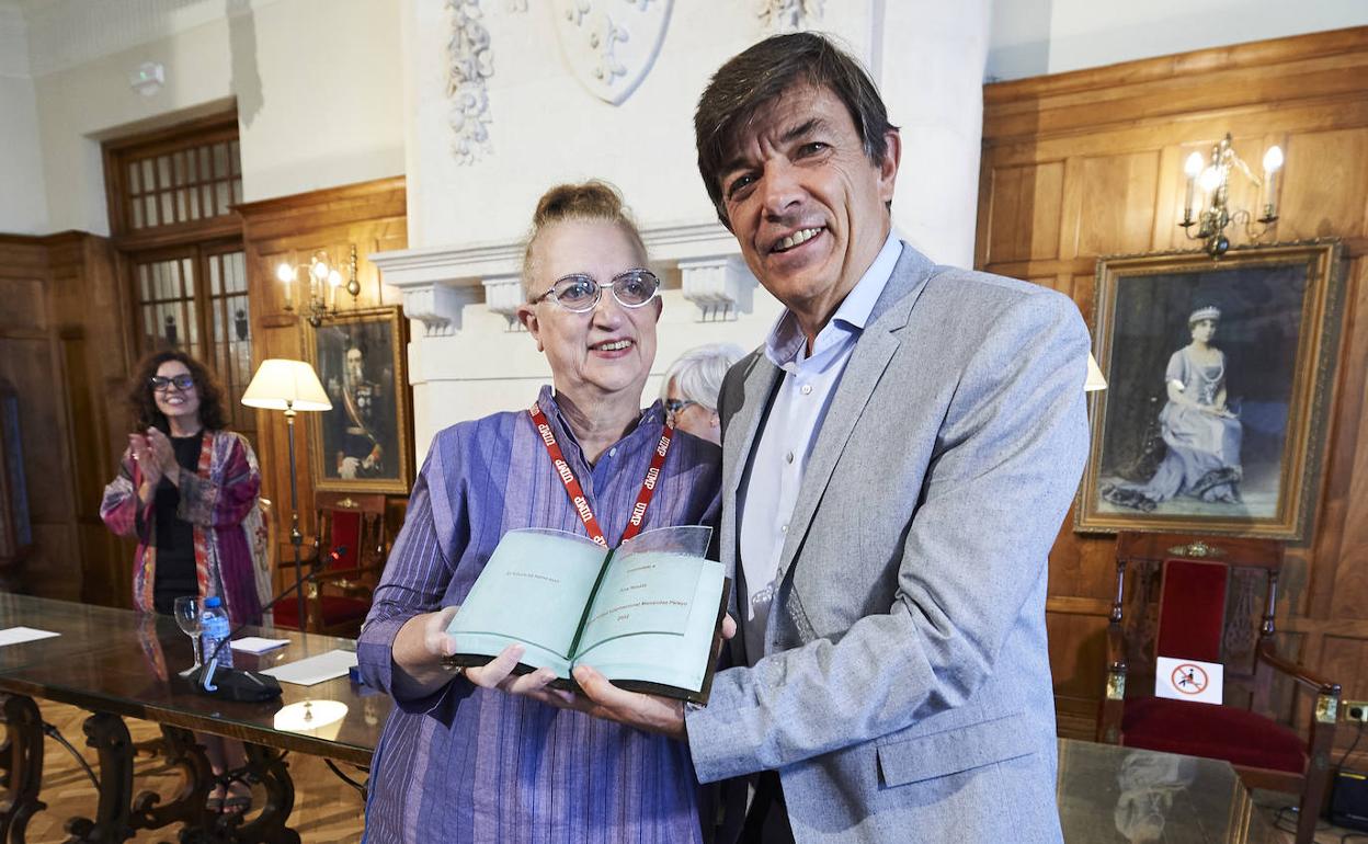 Ana Rossetti recibió del rector Carlos Andradas un libro de cristal en el que se incluye un verso de Pedro Salinas. 