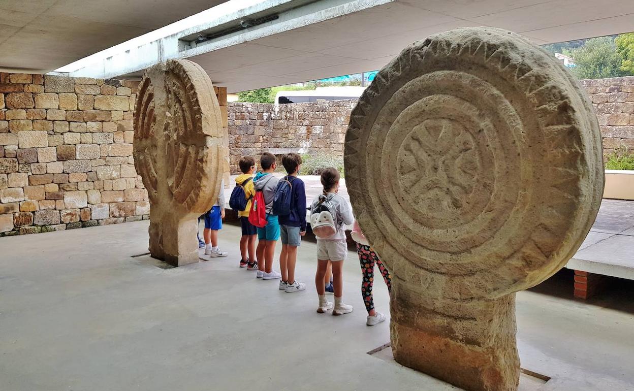 Las estelas gigantes de Buelna, símbolo de Cantabria, son uno de los principales recursos para la promoción turística de Los Corrales. 