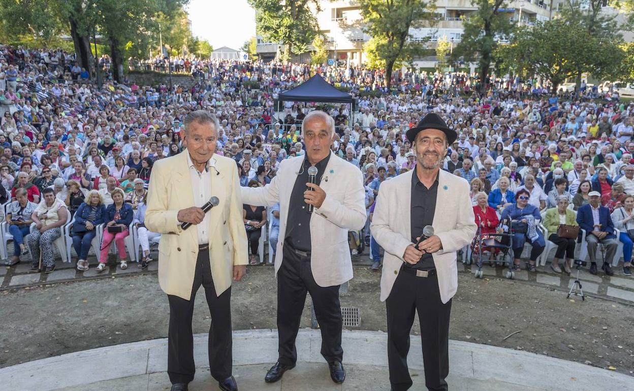 Ernesto, Cholo y Gonzalo delante del multitudinario público que los acompañó este viernes en su último concierto.