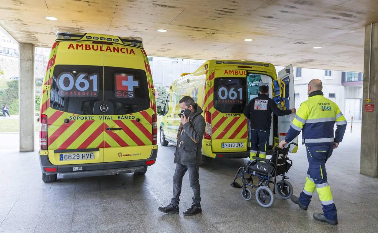 Ambulancias estacionadas en la puerta de Urgencias del Hospital Valdecilla. 