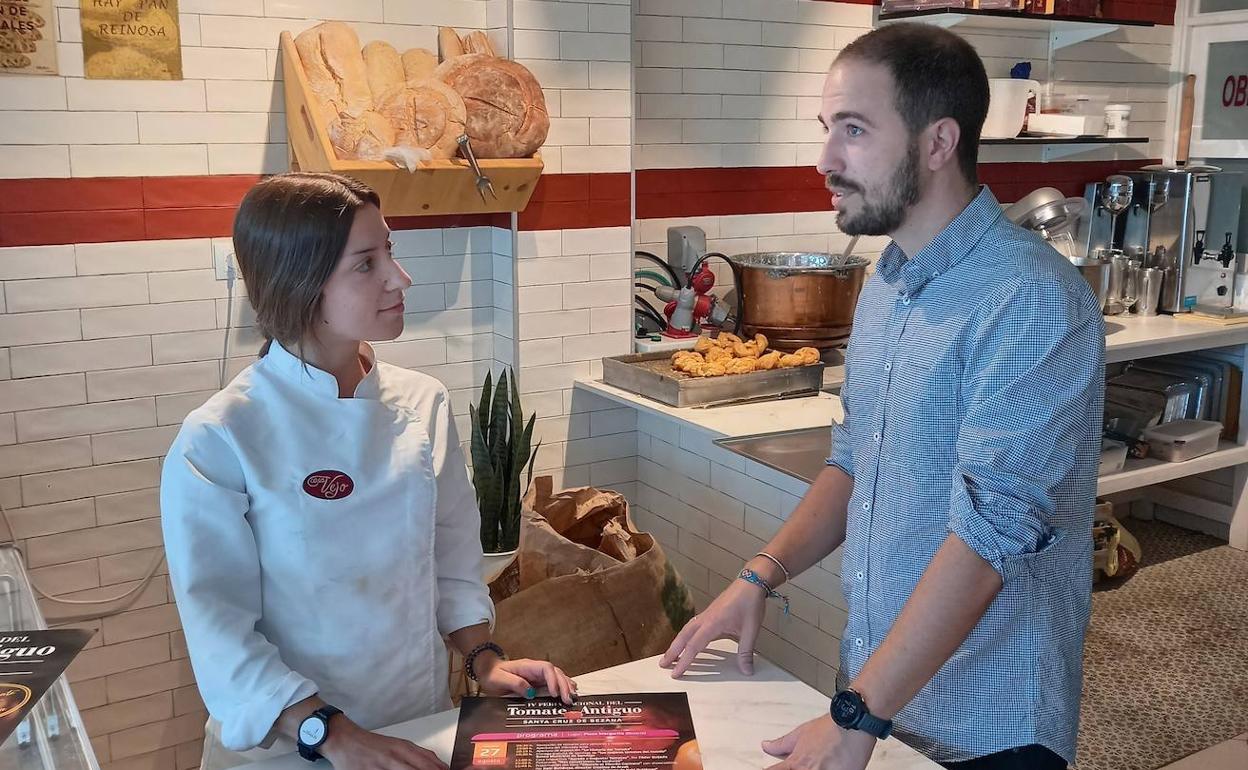 El concejal de Desarrollo Local, Luis del Piñal, en Habitare Casa Vejo, uno de los establecimientos participantes en la IV Ruta del Pincho de Tomate.