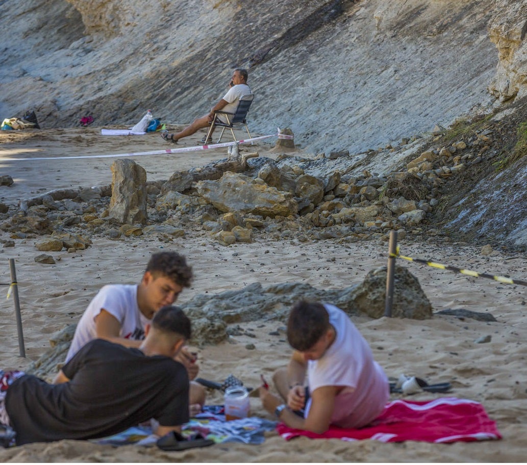 Fotos: Desprendimiento de rocas en la playa de Mataleñas