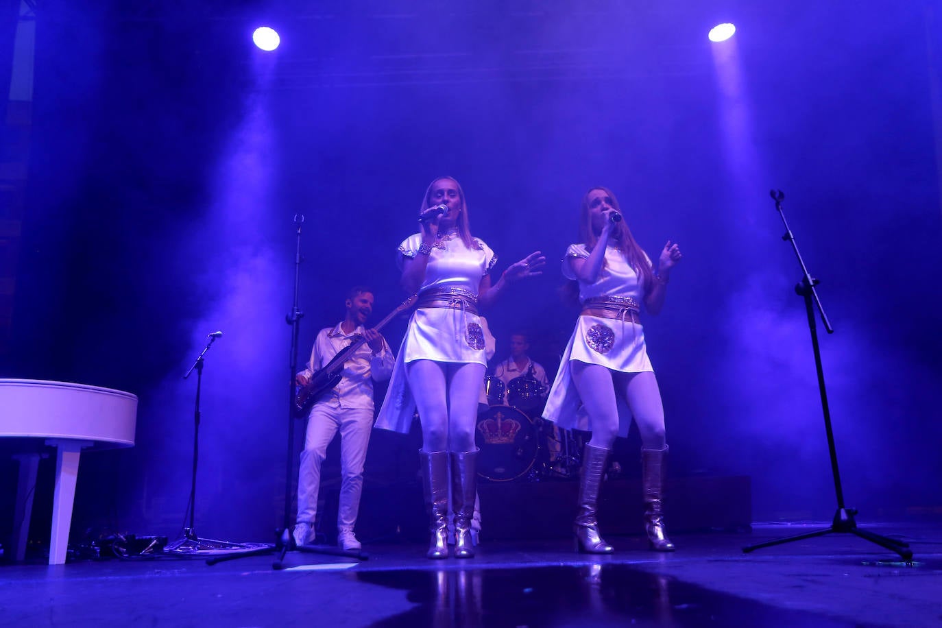 El tributo al grupo Abba hizo disfrutar al público en el Bulevar