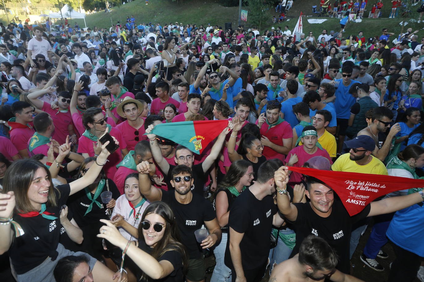 Fotos: El Día de las Peñas lleva la fiesta al Parque de Miravalles