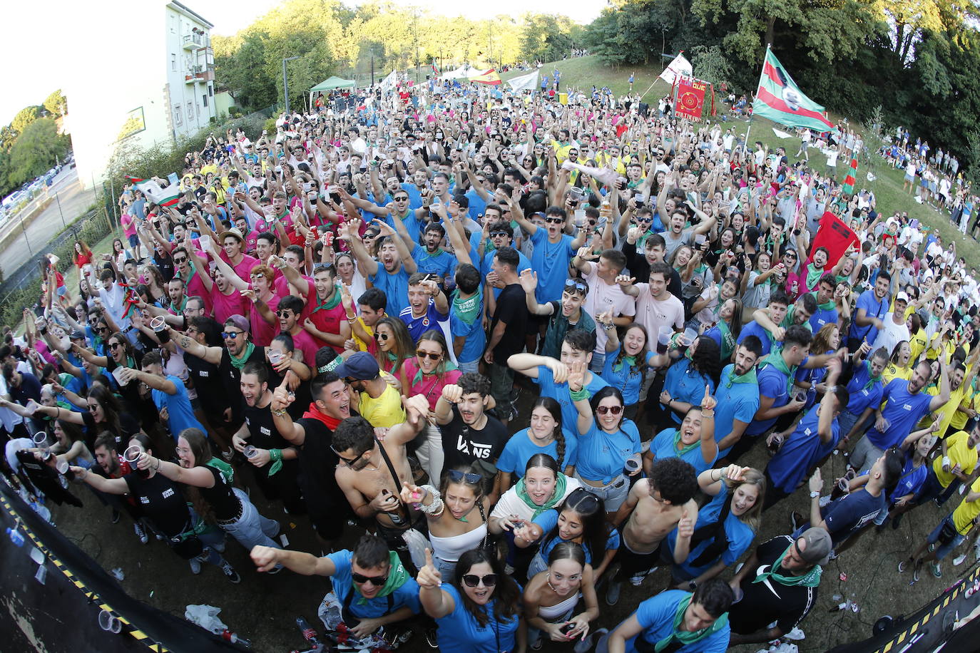 Fotos: El Día de las Peñas lleva la fiesta al Parque de Miravalles