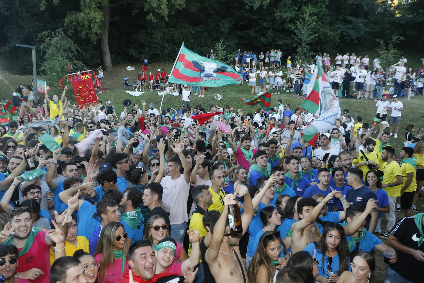 Fotos: El Día de las Peñas lleva la fiesta al Parque de Miravalles