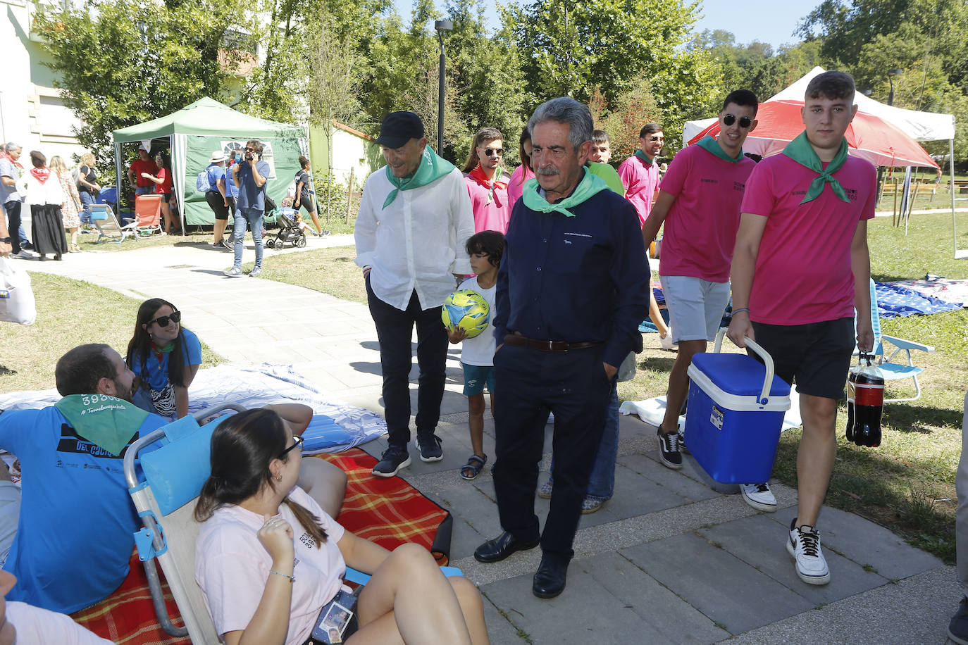 Fotos: El Día de las Peñas lleva la fiesta al Parque de Miravalles