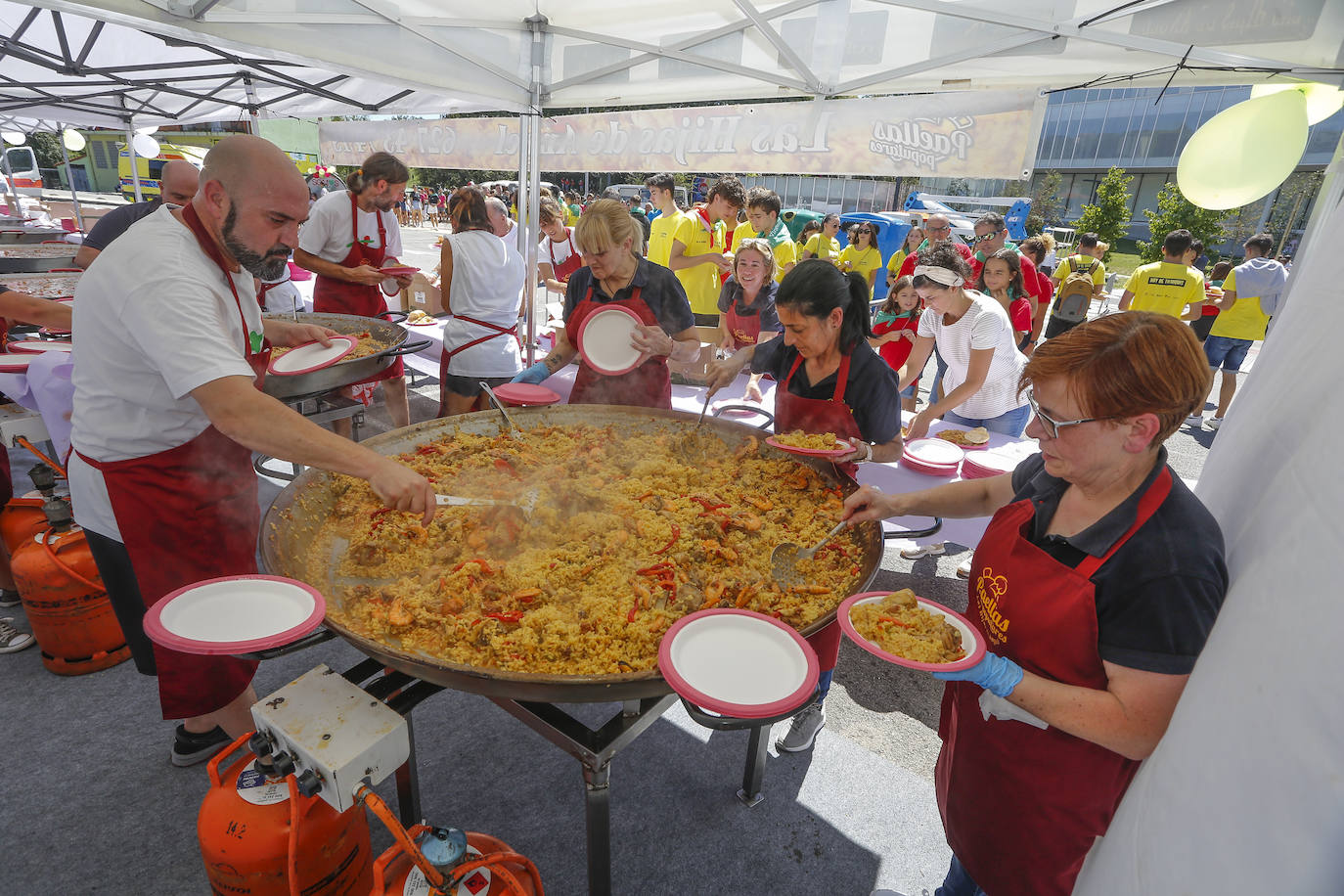 Fotos: El Día de las Peñas lleva la fiesta al Parque de Miravalles