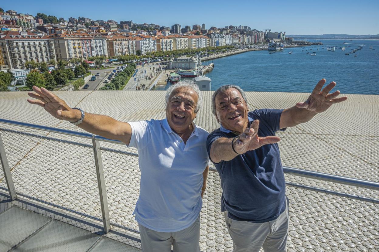 El famoso dúo compuesto por Antonio Romero y Rafael Ruiz, ayer, en el mirador situado sobre el Centro Botín. 