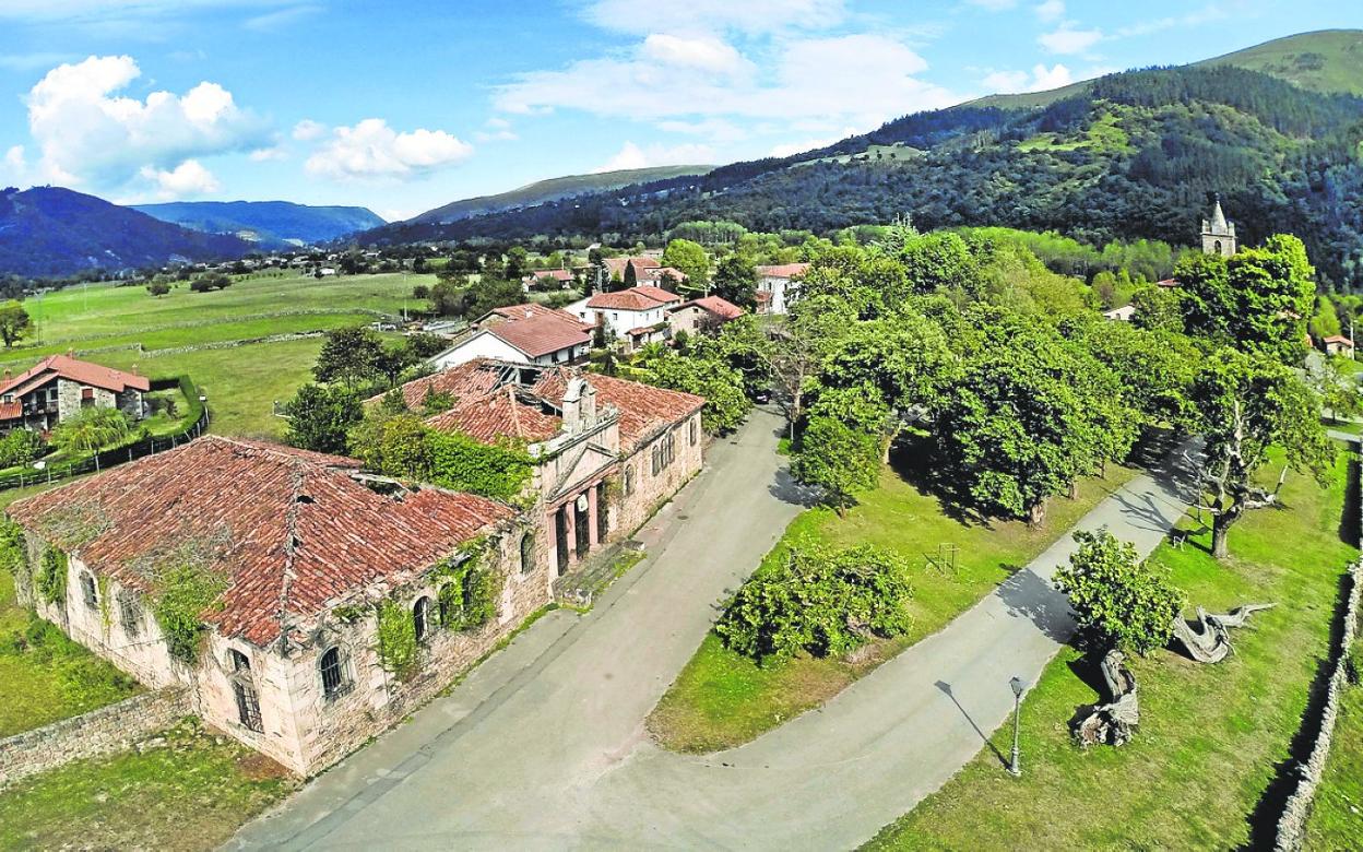 Vista aérea de Terán de Cabuérniga. En primer término las antiguas escuelas. 