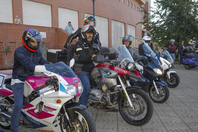 Participantes en la salida en moto por los alrededores de la ciudad