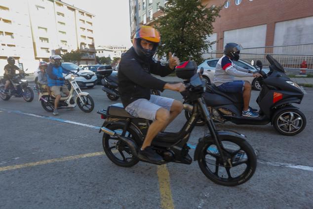 Participantes en la salida en moto por los alrededores de la ciudad