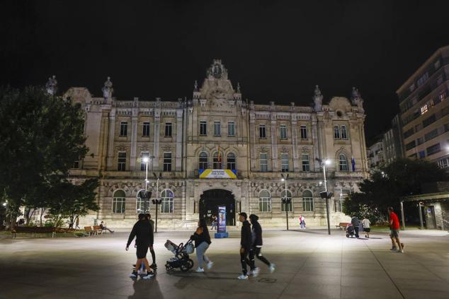 En un recorrido por el centro de Santander, varios escaparates siguen encendidos