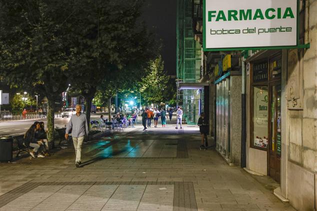 En un recorrido por el centro de Santander, varios escaparates siguen encendidos