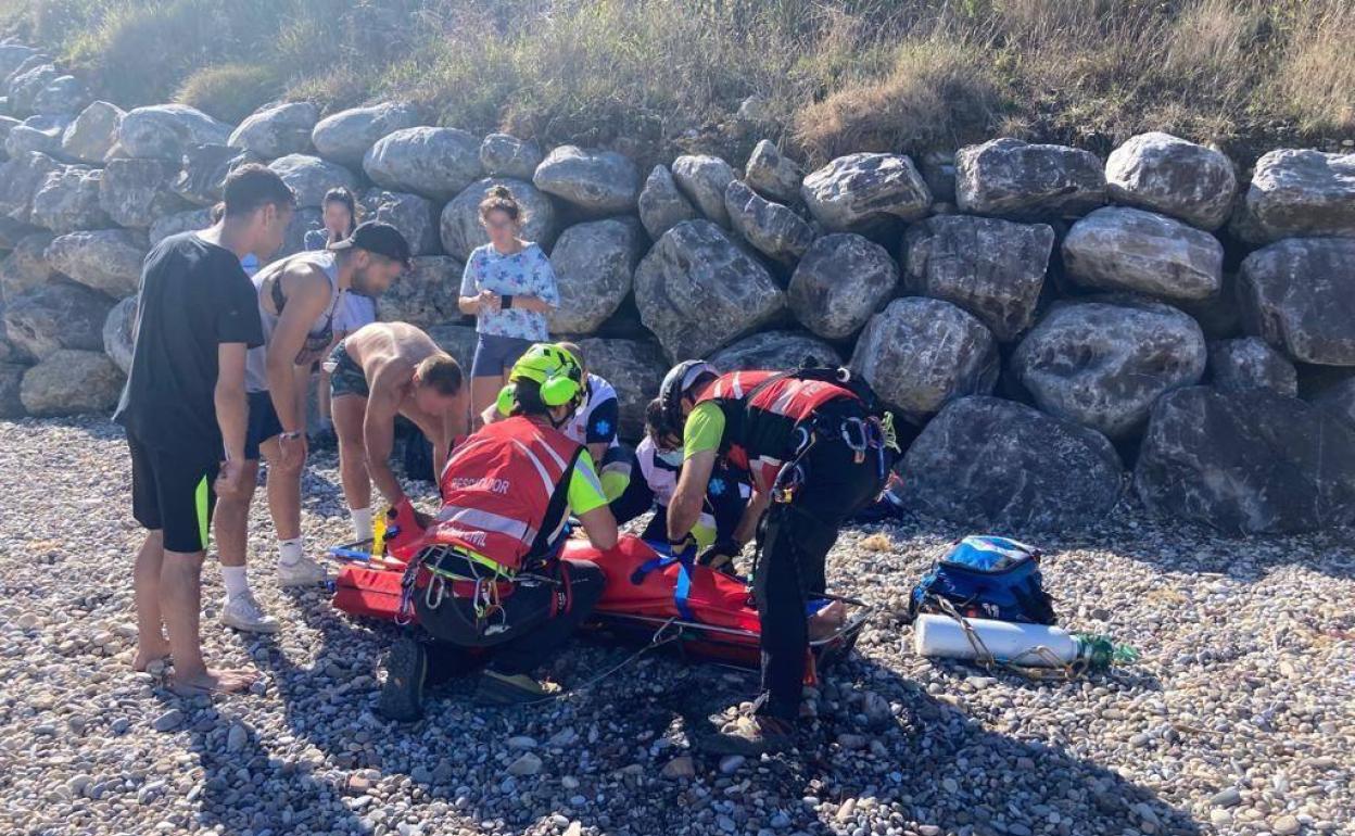 El helicóptero del 112 rescata a tres bañistas en la playa de Las Arenas en Pechón