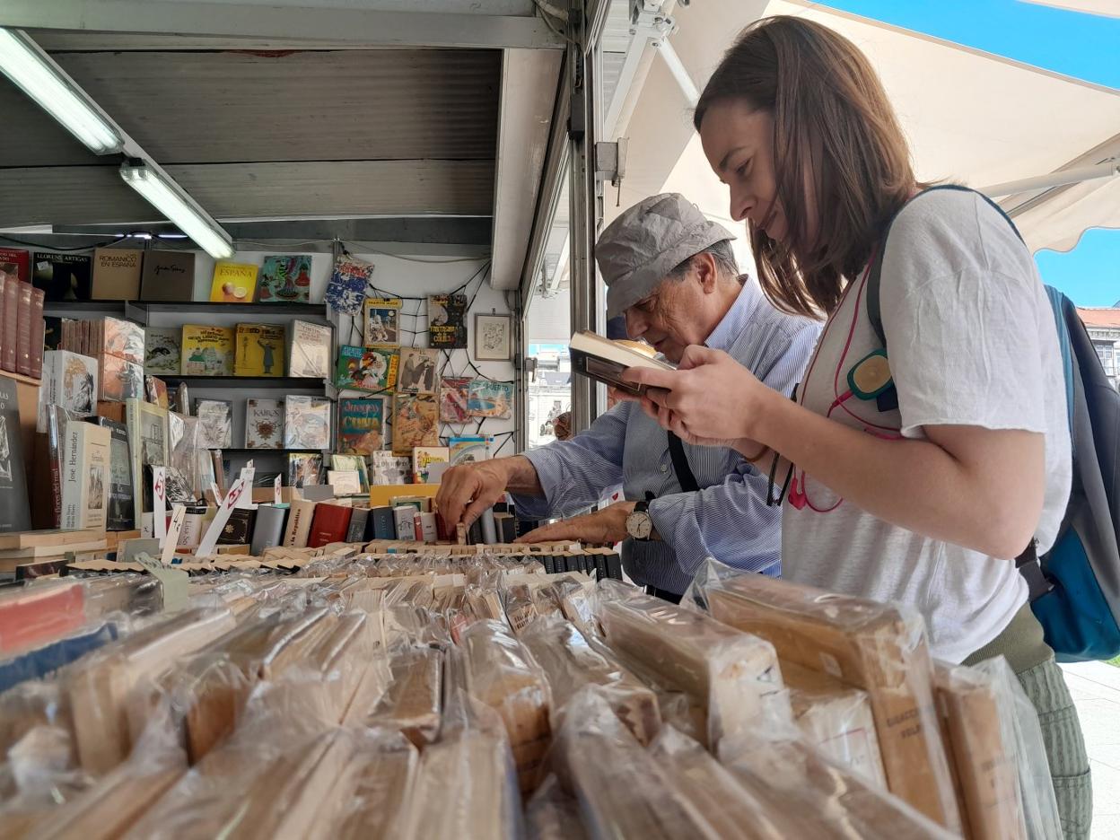 La feria santanderina, que combina libro antiguo y de saldo, afronta hoy su última jornada. 