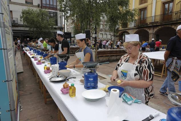 Los torrelaveguenses se echaron a la calle para la competición de las tortillas