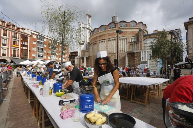 Los torrelaveguenses se echaron a la calle para la competición de las tortillas