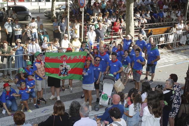 Un desfile con color y calor para decir adiós a las fiestas