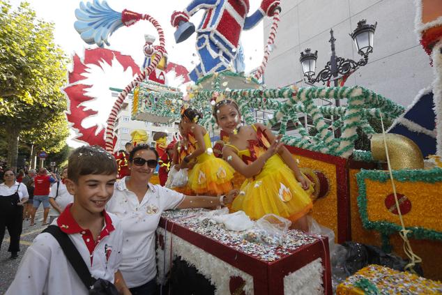 Un desfile con color y calor para decir adiós a las fiestas