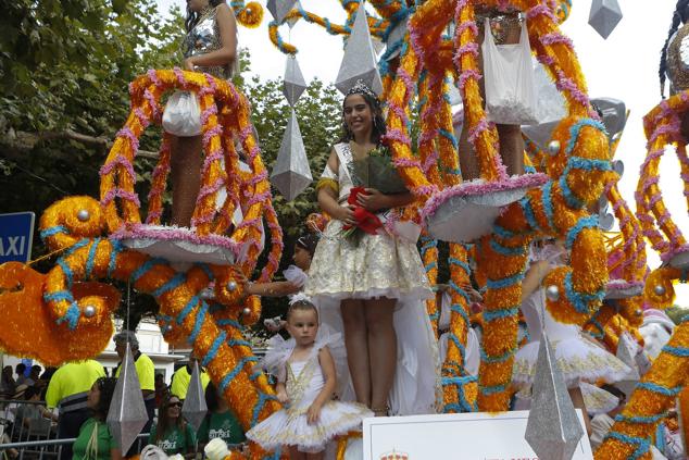 Un desfile con color y calor para decir adiós a las fiestas