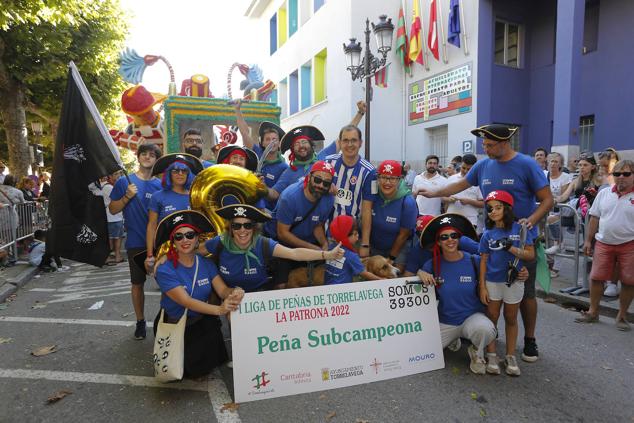 Un desfile con color y calor para decir adiós a las fiestas