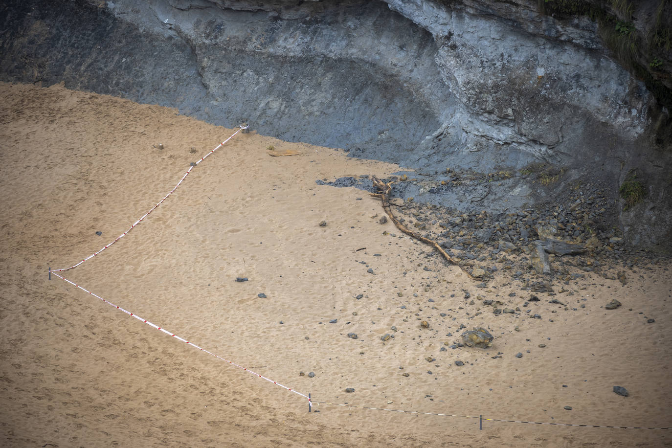 Fotos: Desprendimiento de rocas en la playa de Mataleñas